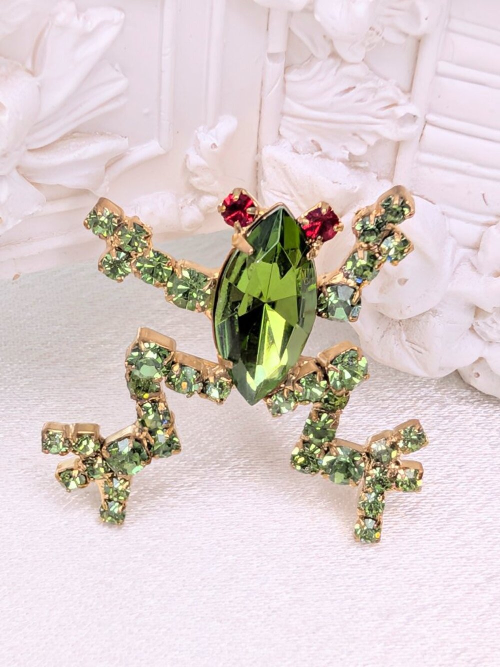 NEW Green Crystal Put'Em Pin Dancing Frog